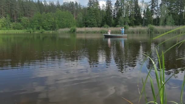 緑の森の湖にボートで素敵な家族 — ストック動画