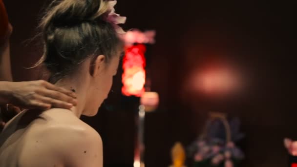 亚洲女性穿着红色制服在水疗沙龙做传统泰式按摩颈部 — 图库视频影像
