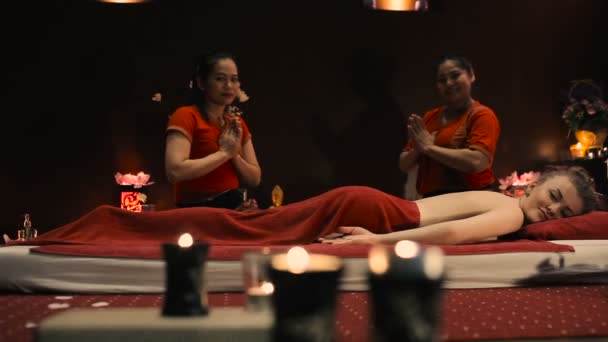 伝統的なタイのスパのサロンで女性に近い均一な赤でアジアの女性 — ストック動画
