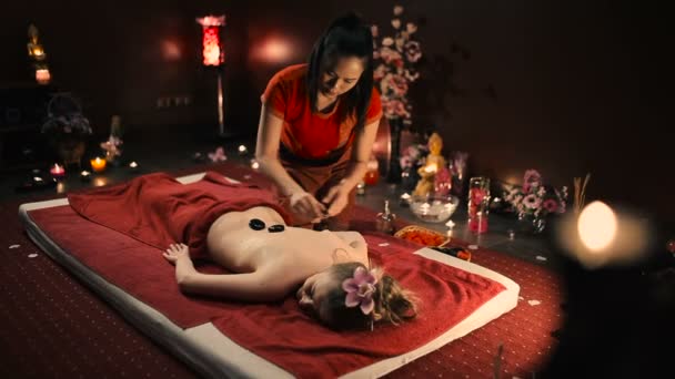 Asyalı Kadın Kırmızı Üniformalı Geleneksel Tay Taş Tedavi Masaj Spa — Stok video