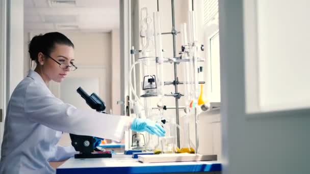 Jovem Morena Mulher Uniforme Branco Trabalhando Laboratório Moderno — Vídeo de Stock