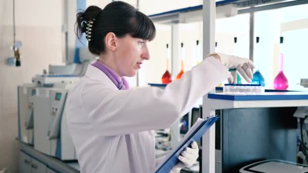 Jovem Mulher Uniforme Branco Trabalhando Laboratório Moderno — Vídeo de Stock