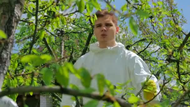 Młody Mężczyzna Jednolitej Pracy Zielonym Ogrodzie Czasie Wiosny — Wideo stockowe