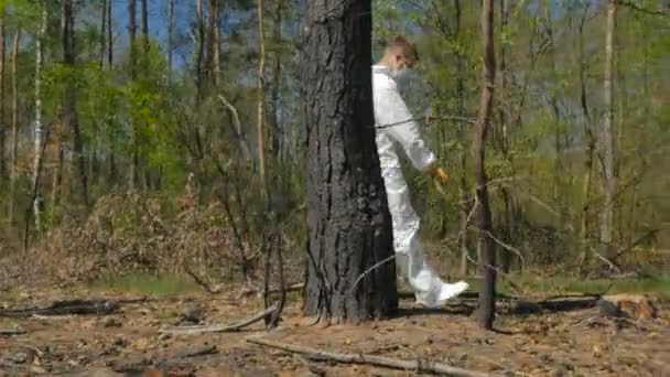 Man Witte Uniform Masker Wandelen Het Bos Zonnige Dag — Stockvideo