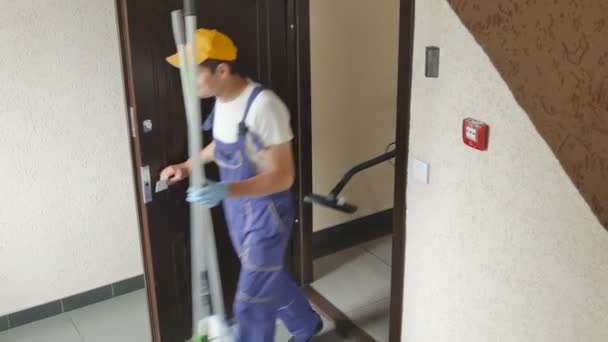 穿着工作服的年轻男子在楼梯上行走 — 图库视频影像