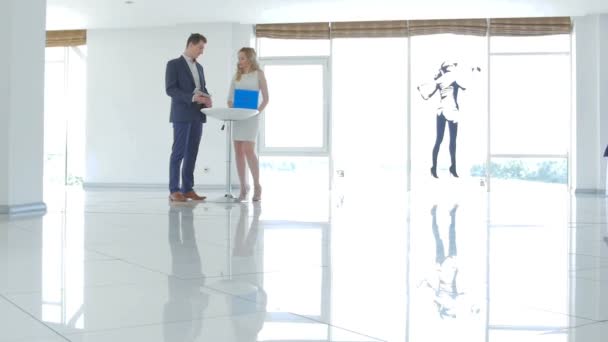 Sarışın Kadınla Modern Ofis Binasında Çalışan Genç Adamı — Stok video