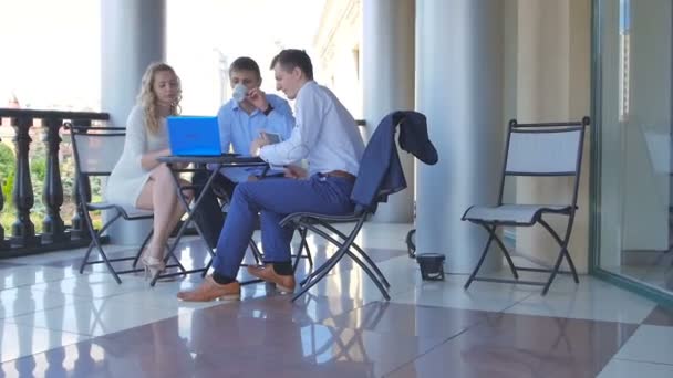 Junge Geschäftsleute Und Blonde Frau Modernem Bürogebäude Mit Stühlen — Stockvideo