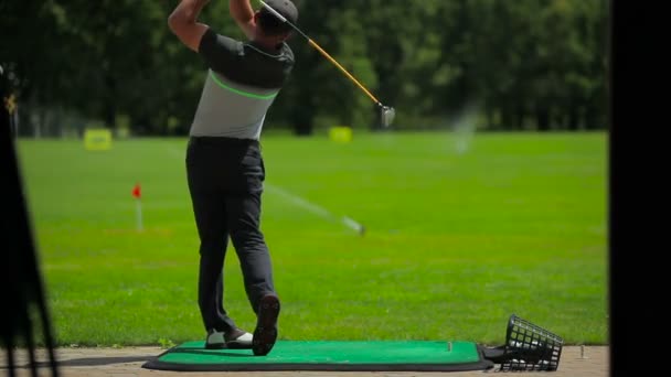 Junger Mann Spielt Sommer Golf Auf Grünem Gras Golfclub — Stockvideo