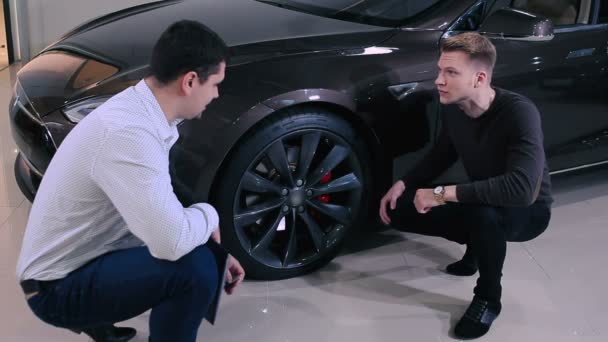 Mužské Zobrazeno Kolo Moderní Černé Auto Manažer Prodeje Pomáhá Klientovi — Stock video