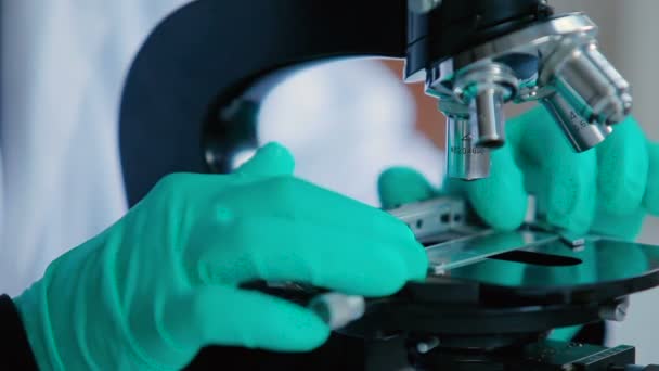 Modern Laboratuar Mikroskobu Ile Çalışan Beyaz Üniformalı Kadın — Stok video