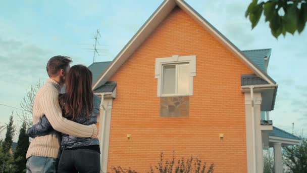 Casal Bonito Assistindo Nova Casa Livre — Vídeo de Stock