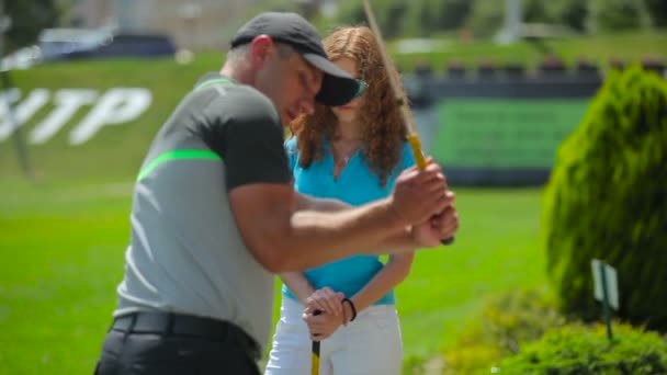 Jeune Homme Femme Jouer Golf Sur Herbe Verte Club Golf — Video