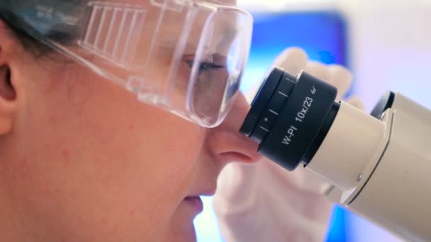Mujer Uniforme Blanco Trabajando Con Microscopio Laboratorio Moderno — Vídeo de stock