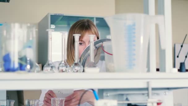 Joven Rubia Uniforme Blanco Trabajando Laboratorio Moderno — Vídeos de Stock