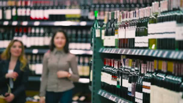 Mulheres Negócios Bonitas Jovens Com Cesta Loja Vinho — Vídeo de Stock