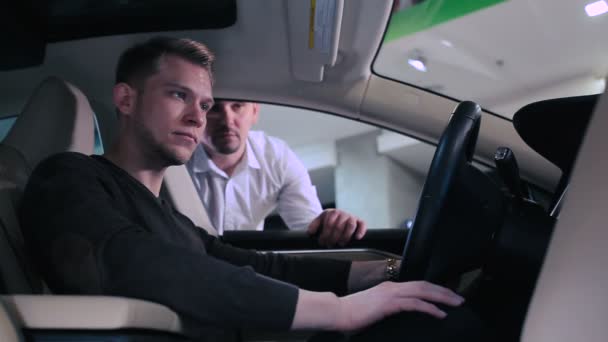 Satış Yöneticisi Istemci Modern Araba Galerisinde Yardımcı Close — Stok video