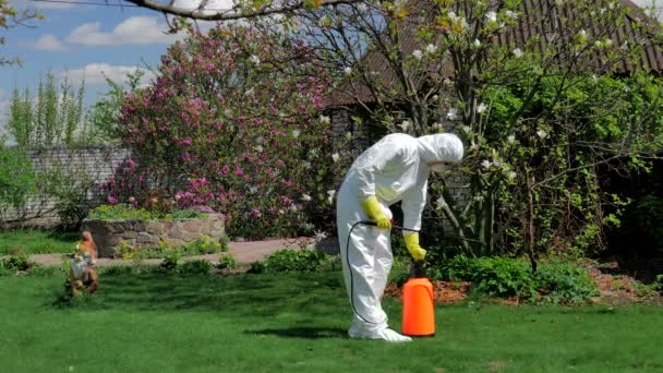 Junger Mann Uniform Arbeitet Zur Frühlingszeit Grünen Garten — Stockvideo