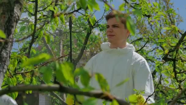 Jeune Homme Uniforme Travaillant Dans Jardin Vert Printemps — Video