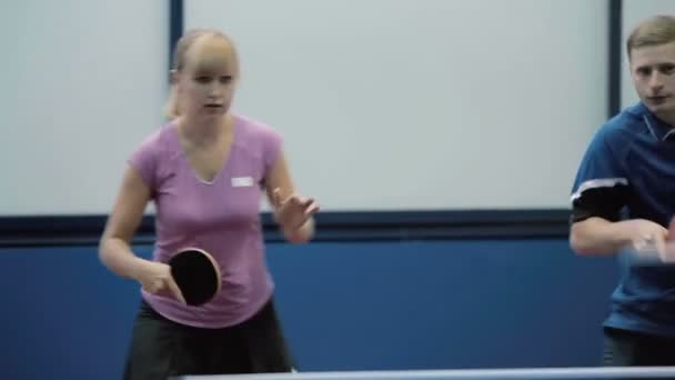 Mujer con hombre jugar tenis — Vídeo de stock