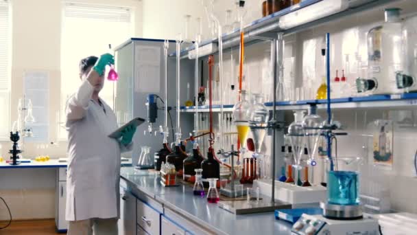 Joven Asistente Laboratorio Uniforme Blanco Trabajando Con Tubos Ensayo Laboratorio — Vídeo de stock