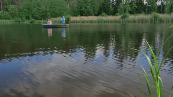 Прекрасная Семья Лодке Озере Зеленом Парке Мужчина Рыбачит — стоковое видео