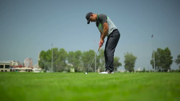 Mladý Muž Hrát Golf Zelené Trávě Léto Golfového Klubu — Stock video