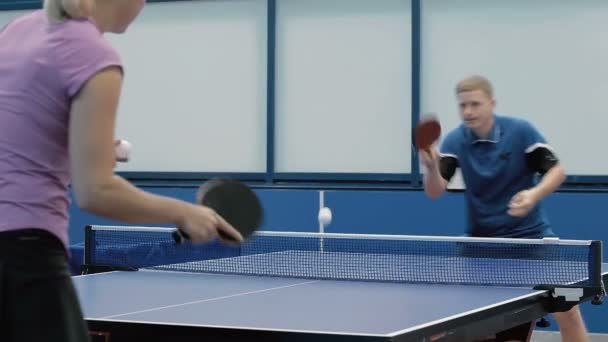 Mulher com homem jogar tênis — Vídeo de Stock