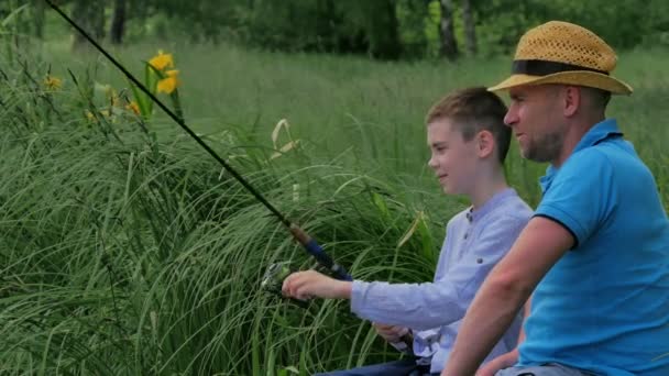 Uomo Pesca Con Ragazzo Sul Lago Nel Parco Verde — Video Stock