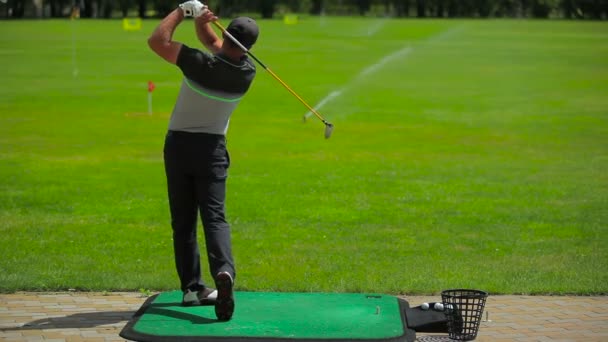 Jeune Homme Jouer Golf Sur Herbe Verte Été Dans Club — Video