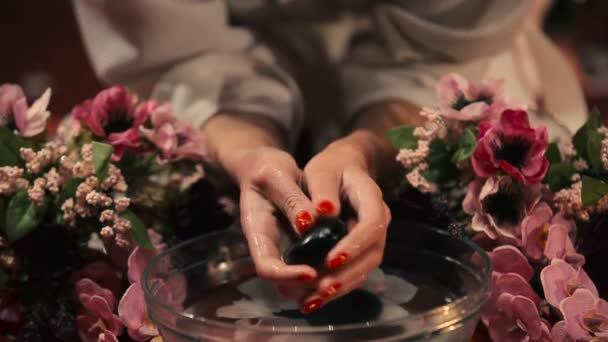 Close Mãos Femininas Com Tigela Água Flores Tradicional Salão Spa — Vídeo de Stock