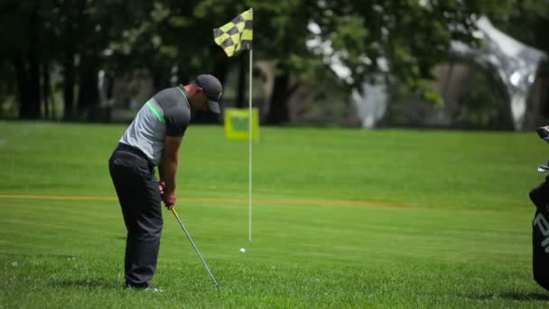 Mladý Muž Hrát Golf Zelené Trávě Léto Golfového Klubu — Stock video