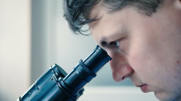 Joven Hombre Usando Microscopio Laboratorio Moderno — Vídeo de stock