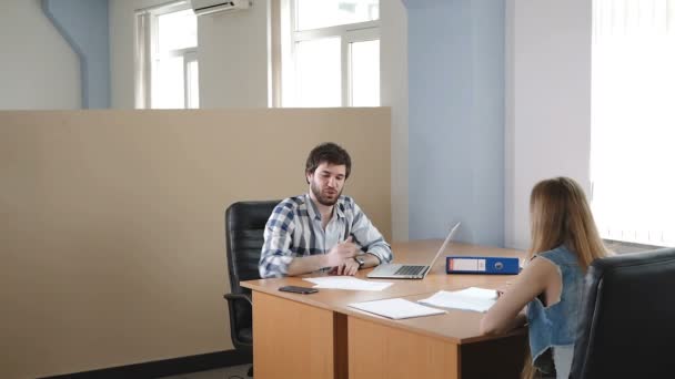 年轻的商务人士在办公室工作 使用笔记本电脑 — 图库视频影像