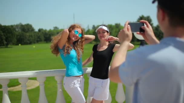 Jonge Man Foto Maken Van Leuke Vrouwen Zomer Golf Club — Stockvideo