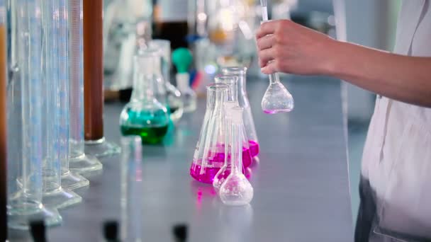 Mujer Uniforme Blanco Trabajando Con Tubos Ensayo Laboratorio Moderno — Vídeo de stock