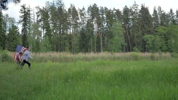 Mignons Garçons Tenant Drapeau Américain Courir Forêt Verte Plein Air — Video