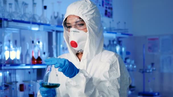 白い制服を着た マスク 青い手袋現代実験室の試験管での作業で 若い女性 — ストック動画