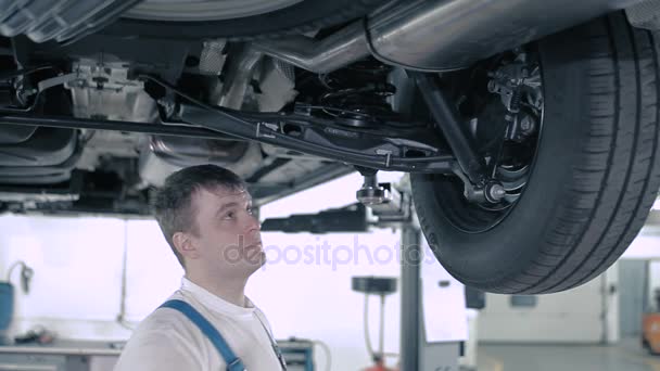 Mechaniker inspiziert den Automotor — Stockvideo