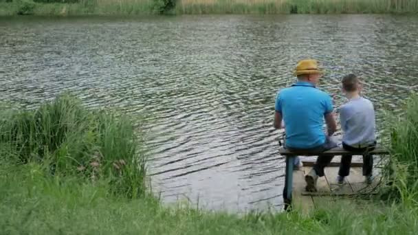 Homem Pesca Com Menino Lago Parque Verde — Vídeo de Stock