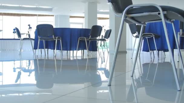 青いテーブルと椅子モダンなビジネス建物の空のインテリア — ストック動画