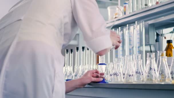 Joven Rubia Uniforme Blanco Trabajando Con Tubos Ensayo Laboratorio Moderno — Vídeo de stock