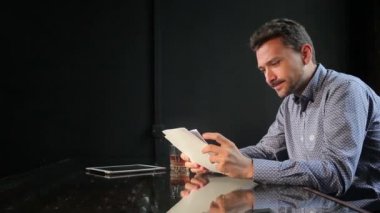 masaya belgeleriyle çalışma takım elbiseli genç işadamı