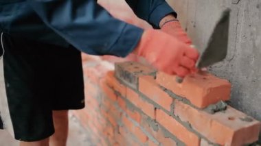 düzgün ve koruyucu kask içinde adam