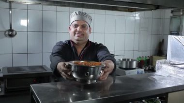 Asya adam Hint restoranı mutfak yemek ile tavada tutan Close-Up
