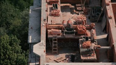 Erkekler binalar inşaat üzerinde çalışma