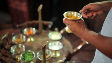 renkli baharat tutan eller Close-Up