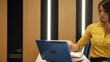 esmer işkadını sarı gömlekli laptop ile çalışma 