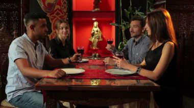 genç kadın ve erkekler içki kırmızı şarap Asya restoran yakın çekim 