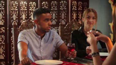 genç kadın ve Hintli adam içki kırmızı şarapta Asya restoran yakın çekim 