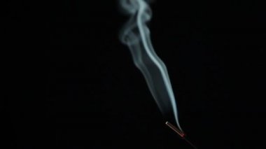 Siyah arka plan üzerine meditasyon için tütsü sopa duman